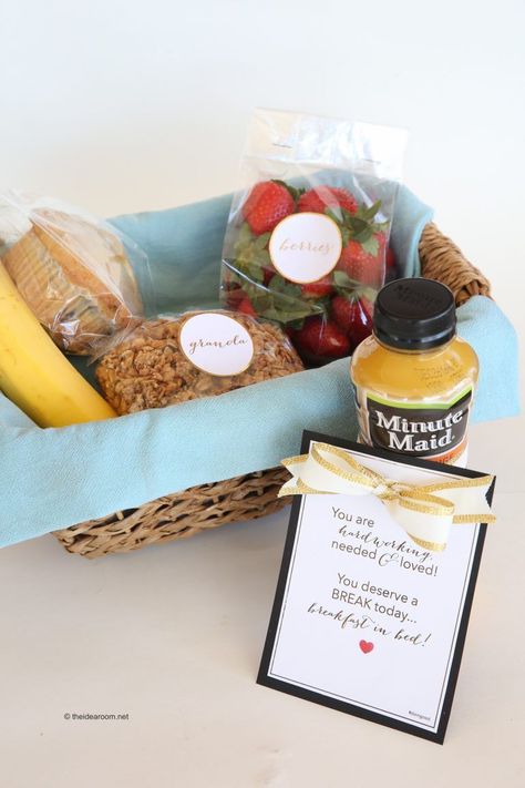 breakfast-in-bed-gift-basket-theidearoom-7 Gift Basket Valentines Day, Brunch Gift Basket, Basket Valentines Day, Brunch Gifts, Breakfast Gift Basket, Breakfast Basket, Creative Gift Baskets, Breakfast Gift, Free Printable Gifts