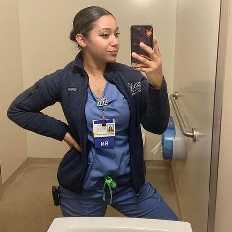 Scrubs Aesthetic Medical, Nursing Baddie, Winter Scrubs Outfit, Baddie In Scrubs, Black Nurses In Scrubs, Winter Scrubs, Pregnant Nurse Scrubs, Job Goals, Nurse Outfit Scrubs