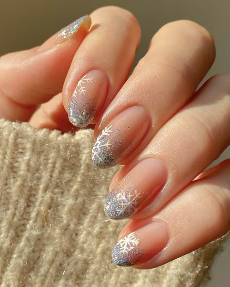 Delicate Christmas Nails, Nails Acrylic Winter Classy, Almond Gel Nails Winter, Christmas Minimalist Nails, Minimalist Winter Nails, Winter Formal Nails, Simple Christmas Nails Winter, Elegant Winter Nails, Christmas Nails Easy