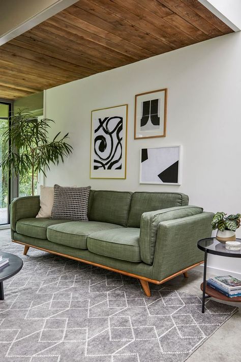 Green Couch, Modern Sofa Designs, Mid Century Modern Sofa, Mid Century Modern Living Room, Green Sofa, Mid Century Sofa, Inspire Me Home Decor, Living Room Scandinavian, Mid Century Modern Decor