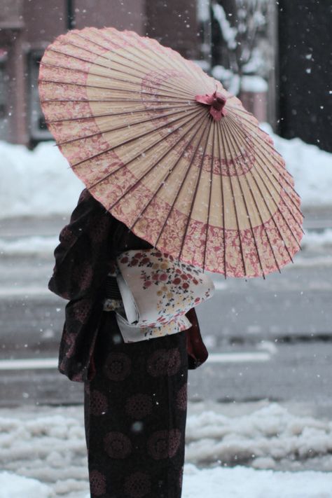 Artful Fashion Umbrella Outfit, Photo Japon, Cultural Photography, Japanese Parasol, Chinese Umbrella, Japanese Umbrella, Mode Kimono, Umbrella Art, Asian Inspiration