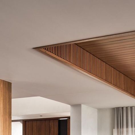 Fornace Sant’Anselmo on Instagram Wooden Ceiling Detail, Wooden Slat Ceiling Interior Design, White Slat Ceiling, Slat Wood Ceiling, Soffit Ceiling Ideas, Moulding Ceiling Design, Act Ceiling Design, Living Room Roof Design Ceilings, Ceiling Detail Ideas