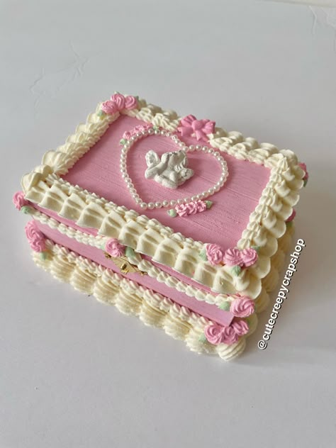 Cherub fake cake vintage cake Cakes Boxes Design, Cute Clay Box Ideas, Fake Cake Aesthetic, Cake Box Design Creative, Cake Jewelry Box Diy, Trinket Boxes Diy, Jewelry Box Cake, Fake Cake Diy, Cake Box Design