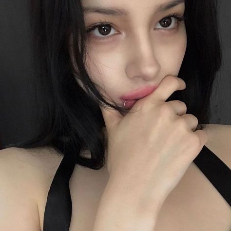 Non Chr, Doll Eye Makeup, Asian Short Hair, Western Girl, Grunge Girl, Doll Eyes, 가을 패션, Cute Selfie Ideas, Pretty Selfies