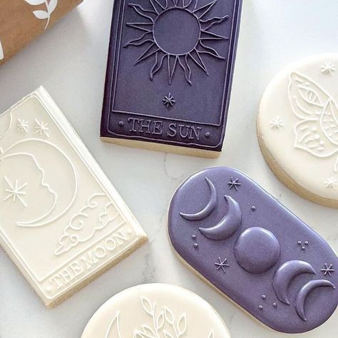 Tarot Card Cookies Decorated, New Orleans Cookies, Witchy Cookies Decorated, Tarot Card Cookies, Creative Cookie Decorating Ideas, Astrology Cookies, Tarot Birthday Party, Tarot Cookies, Witchy Cookies