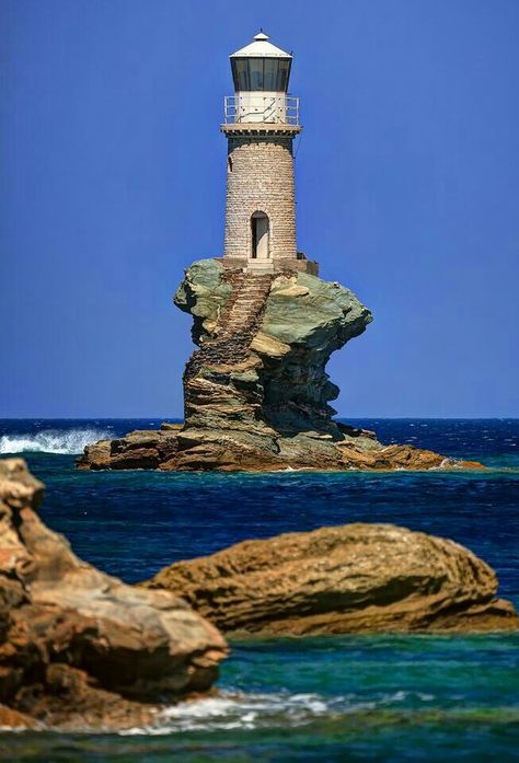 One of the world's most stunning lighthouses. Rising from a precarious rock off the coast of Andros, Greece. Andros Greece, Rocky Cliff, Lighthouses Photography, Výtvarné Reference, Lighthouse Photos, Lighthouse Painting, Lighthouse Pictures, Lighthouse Art, Beautiful Lighthouse