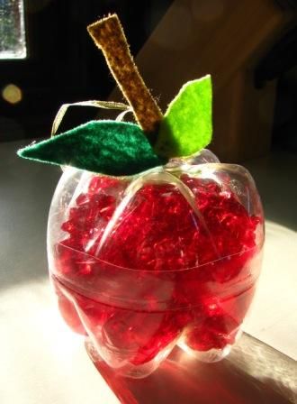 love this for a gift for fellow teachers! Water Bottle Crafts, Tong Sampah, Apple Craft, Apple Decorations, Sukkot, Plastic Bottle Crafts, Recycled Projects, Rosh Hashanah, Recycled Art