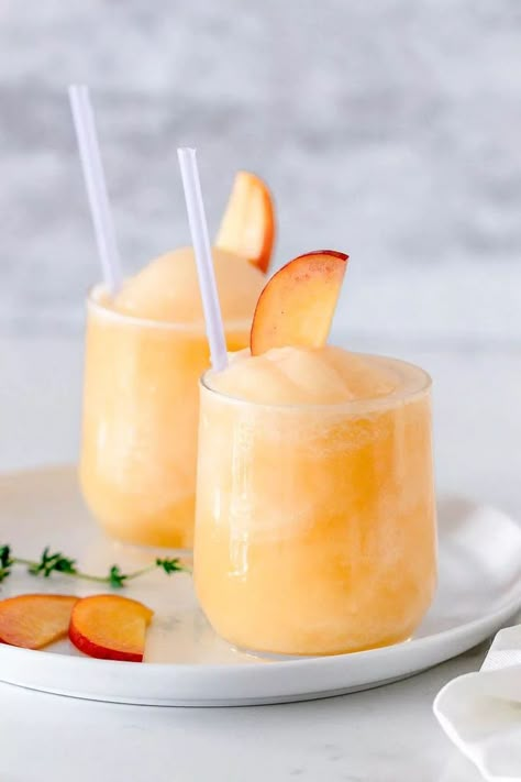 Frozen Peach Bellini Cocktail - Light, refreshing and super easy to make! This elegant cocktail slush will be a hit for any summer party. - #recipe by #eatwell101 Bellini Cocktail Recipes, Frozen Peach Bellini, Peach Bellini Cocktail, Cocktail Original, Bellini Cocktail, Peach Bellini, Frozen Cocktails, Summer Cocktail Recipes, Frozen Drinks