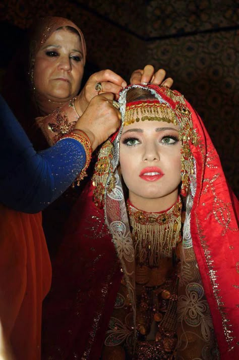 Tunisian Traditional wedding <3 Tunisian Traditional Clothes, Tunisian Wedding, Tunisian Culture, Tunisian Clothes, Arabian Wedding, Arab Aesthetic, Middle Eastern Fashion, Fiesta Wedding, Arab Wedding