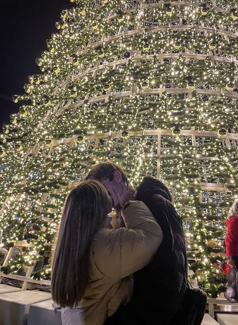 Christmas Lights Photoshoot, Best Christmas Destinations, Winter Couple Pictures, Christmas Couple Photos, Christmas Couple Pictures, Me And Who, Ali Hazelwood, Best Travel Destinations, Christmas Destinations