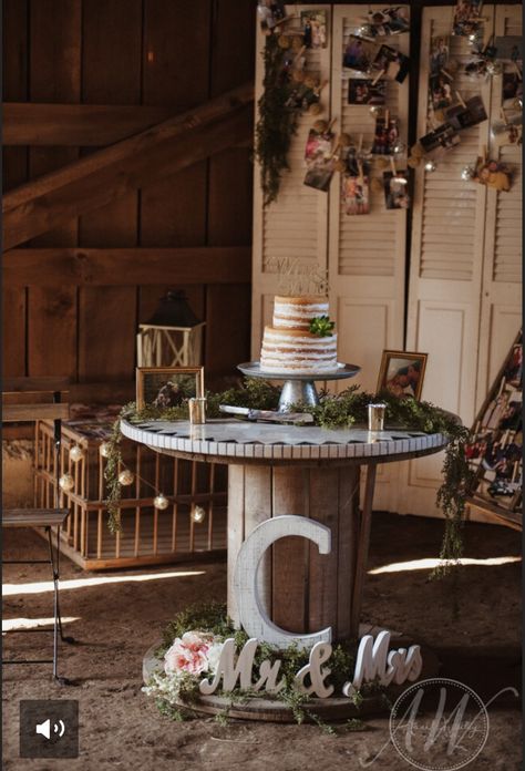 Spool Decorations Wedding, Spool Wedding Table, Wedding Table Decorations Country, Wooden Spool Cake Table Wedding Ideas, Spool Cake Table Wedding, Diy Wedding Cake Table Decor, Rustic Wedding Cake Table Decor, Barrel Tables Wedding, Country Head Table Wedding