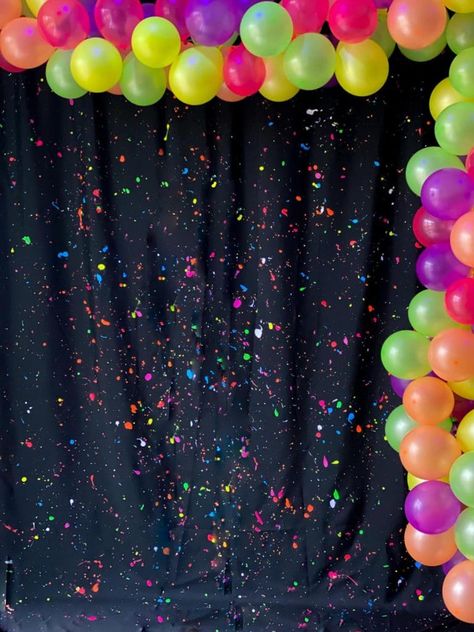 Neon Photo Backdrop Ideas, Neon Theme Prom Dresses, Glow Party Picture Backdrop, Glow In The Dark Background Party Ideas, Neon Photo Booth Ideas, Black Light Photo Backdrop, Neon Light Party Decoration, Diy Neon Backdrop, Glow In The Dark Party Backdrop