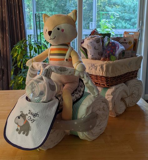 Baby Nappy Cakes, Baby Decorations, New Mom Gift Basket, Diaper Gifts, Baby Shower Baskets, Baby Shower Diaper Cake, Baby Gift Hampers, Sprinkle Baby Shower, Baby Diaper Cake