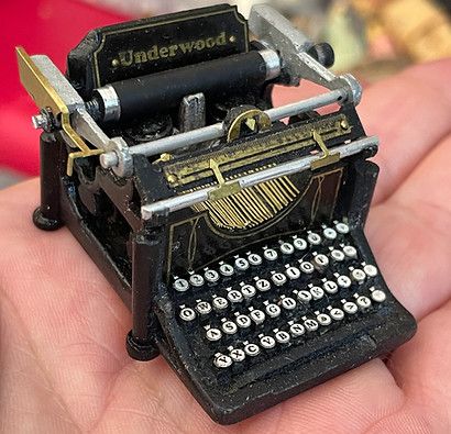 Underwood Typewriter, Tiny World, Miniature Houses, Miniature Crafts, Mini Things, Tiny Treasures, Cute Little Things, Miniature Furniture, Mini House