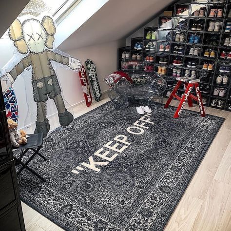 Bedroom Sneakerhead, Room Hypebeast, Hypebeast Room Ideas, Hypebeast Apartment, Sneakerhead Bedroom, Sneakerhead Room, Mens Bedroom Decor, Hypebeast Room, Shoe Room