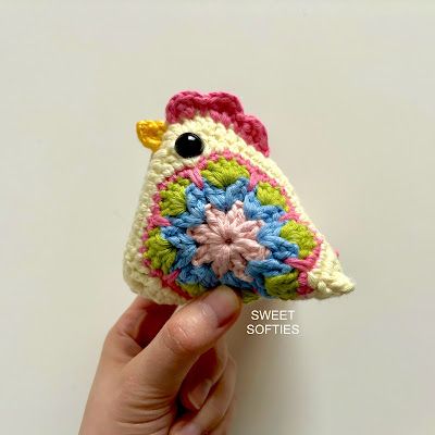 Granny Square Crochet Patterns Free, Chicken Pattern, Crochet Chicken, Easter Crochet Patterns, Crochet Animals Free Patterns, Top Moda, Granny Squares Pattern, Crochet Animal Patterns, Crochet Diy