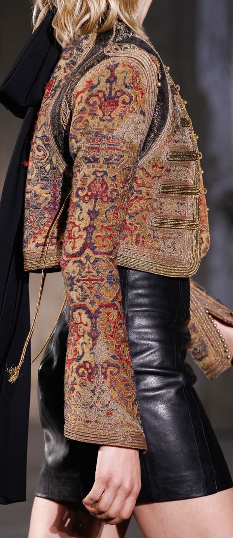 Saint Laurent Spring 2017 RTW Woman Walking, Estilo Hippie, Estilo Chic, Mode Inspiration, Fashion 2017, Spring 2017, Fashion Details, Couture Fashion, Look Fashion