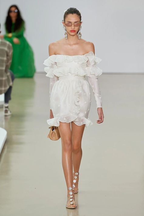 Giambattista Valli Spring 2022 Ready-to-Wear Fashion Show | Vogue 2022ss Fashion Show, Moda Paris, Giambattista Valli, Fashion Show Collection, Fashion Week Spring, Couture Fashion, Spring Summer Fashion, Paris Fashion, Runway Fashion