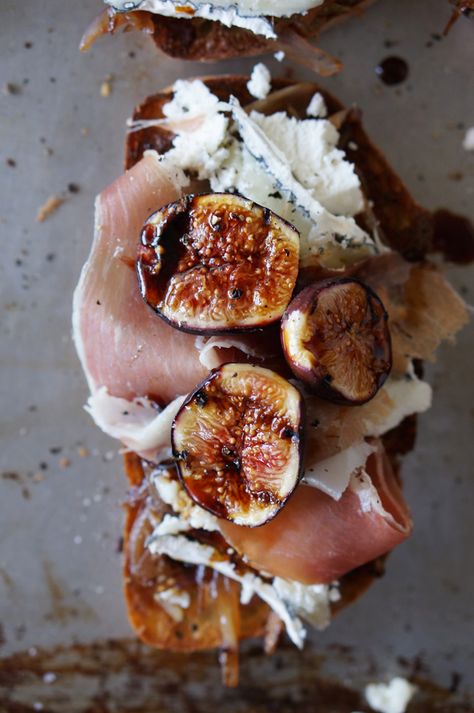 Grilled fig tartine Toast Toppings, Toasted Bread, Beautiful Food, Appetizer Snacks, Cake Pops, Food Inspiration, Food Art, Pesto, Love Food