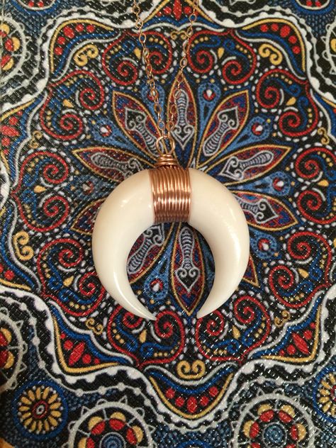 Rose Gold Filled Double Horn Necklace! Bone Crescent Moon, Horn, Tusk Necklace! Boho Jewelry, Boho Style, Bohemian Fashion! Goth Theme, Black Horns, Tusk Necklace, Double Horn Necklace, Chic Brides, Horn Necklace, Necklace White, Theme Wedding, Jewelry Boho