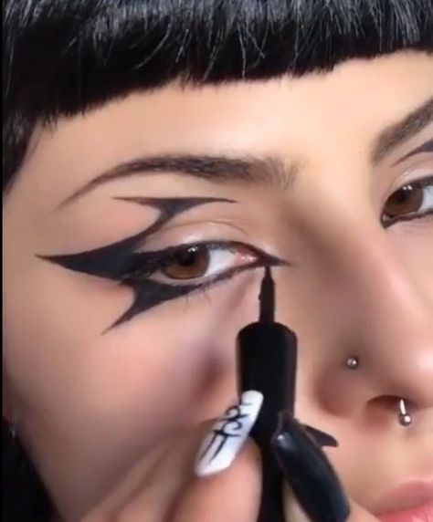 Goth Halloween Costume Ideas Men, Eyeliner Inspo Goth, Graphic Eyeliner Ideas Goth, Goth Eyeliner Designs, Alt Graphic Liner, Alt Liner, Goth Liner, Goth Makeup Eyeliner, Graphic Eyeliner Goth