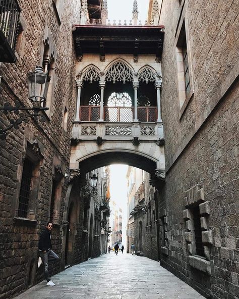 Gothic Quarter ~ Barcelona ~ Spain ~ 📸@sezyilmaz ~ Architecture et design Gothic Quarter Barcelona Pictures, Perspective Sketches, Gothic Quarter Barcelona, Barcelona Pictures, 3 Point Perspective, Barcelona Aesthetic, Perspective Sketch, Gothic Quarter, Latin Quarter