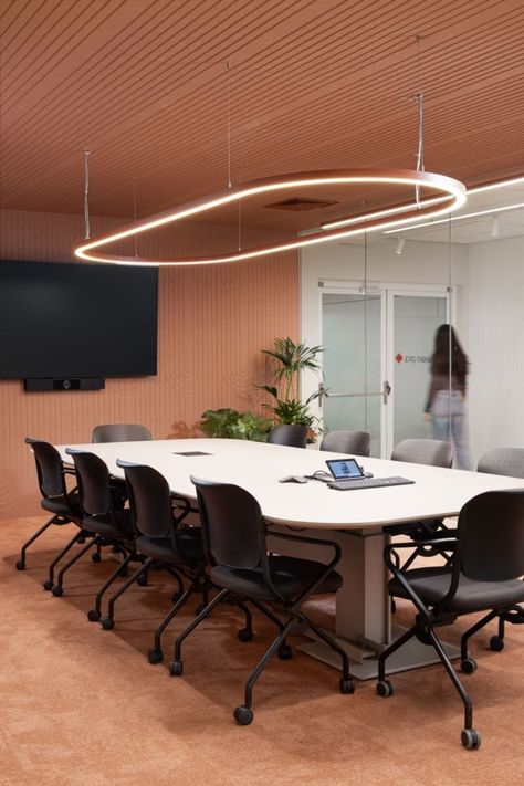 Meeting Room Lighting Design, Monochromatic Office Design, Colorful Conference Room, Creative Office Interior, Moodboard Office, Modern Office Reception, Modern Office Lighting, Light For Office, Conference Room Design