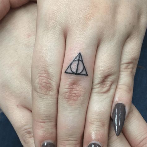 The sign of the Deathly Hollows! (Harry Potter) Harry Potter Finger Tattoo, Harry Potter Hand Tattoo, A Finger Tattoo, Hallows Tattoo, Cool Finger Tattoos, Finger Tattoo Ideas, Middle Finger Tattoos, Tiny Finger Tattoos, Tattoo Finger