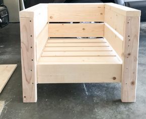 Easy to follow plans to build these beautiful DIY modern outdoor chairs. Great for your patio and deck! Modern Outdoor Chairs, Teak Lounge Chair, Outdoor Deck Furniture, Outdoor Furniture Plans, Pallet Furniture Outdoor, Diy Patio Furniture, Diy Outdoor Furniture, Diy Patio, Modern Outdoor