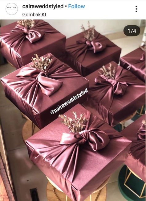 Hidden Dulang Hantaran, Goodies Ideas Wedding Malay, Hidden Gift Ideas, Hidden Hantaran Kain Batik, Wedding Doorgift Ideas Malay, Seserahan Malaysia, Hidden Hantaran Ideas Tutorial, Hidden Box Hantaran, Wedding Gift Wrapping Ideas Creative