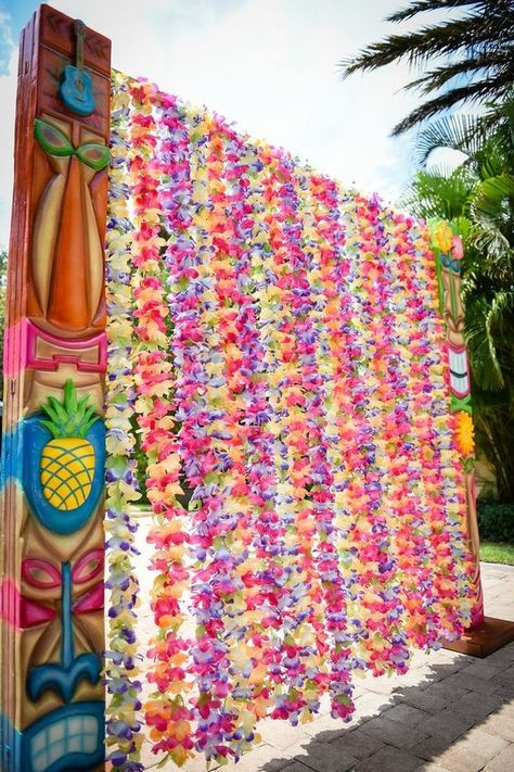 luau party entrance made of leis or a great pool party photo backdrop. water themed party decor ideas Luau Activities, Tropisk Fest, Hawaii Theme, Aloha Party, Party Entrance, Party Fotos, Hawaiian Party Decorations, Luau Theme Party, Luau Birthday Party