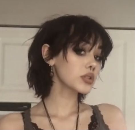 Short Hair Edgy Grunge, Bob Wolfcut With Bangs, Layered Mullet Female Short, 90s Short Shaggy Hair, Short Hairstyles With Bangs Aesthetic, Cute Short Goth Haircuts, Short Mullet With Bangs Woman, Grown Out Short Hair Styles, Short Layered Grunge Hair