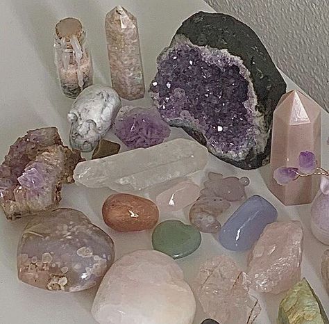 Types Of Rocks, Studera Motivation, Crystal Room, Crystal Vibes, Crystal Aesthetic, Spiritual Crystals, Pretty Rocks, Witch Aesthetic, Crystal Gems