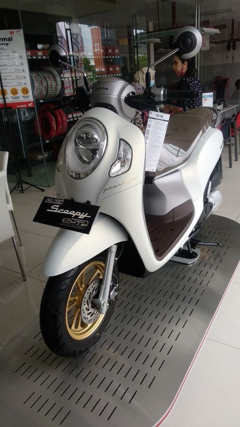 Scoopy Honda Aesthetic, Scoopy Honda, Motor Baru, Piaggio Zip, Honda Scoopy, Sepeda Motor, Driving Pictures, Bear Wallpaper, Gas Station