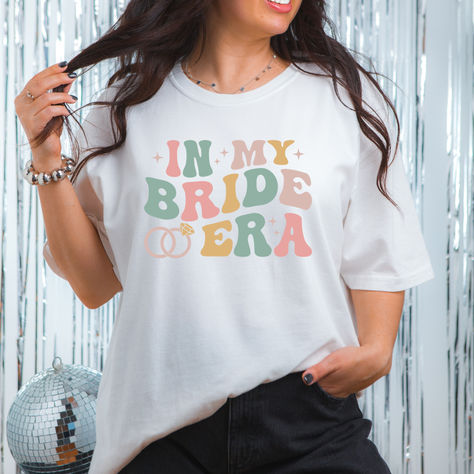 Bride Tshirt Ideas, Bride Era, Groovy Tees, Bride Tshirt, Funny Bride, Team Bride Shirts, Bridal Shirts, Bride Shirt, Bridal Party Shirts