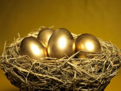 Create golden accessories for your interior designs with this Gold Leafing Tutorial! Eurythmics Sweet Dreams, Lingot D'or, The Golden Goose, Golden Egg, Gold Aesthetic, Money Spells, All That Glitters, Spring Cleaning, Stock Market