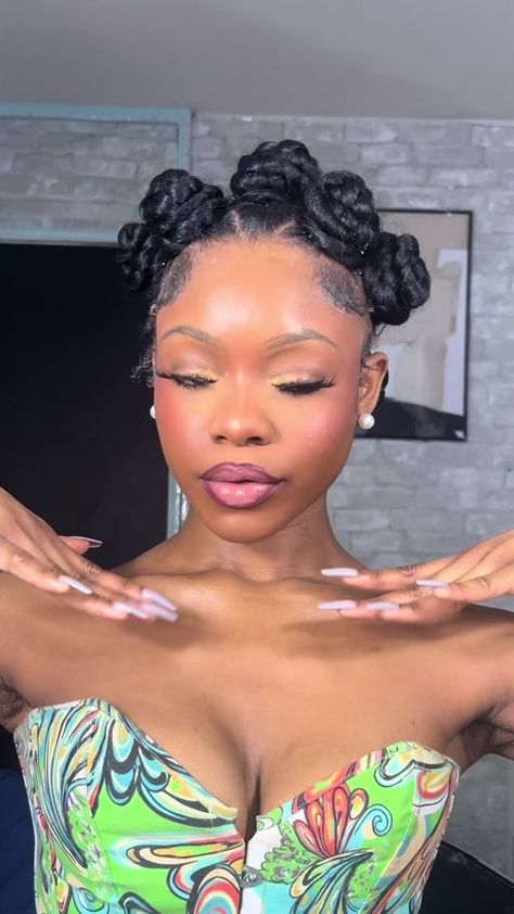 MWUAH … bantu knots 💋❤️❤️. #protectivestyles #type4hair #naturalhai... | Styling Bantu Knots | TikTok Rihanna Bantu Knots, Bantu Knots With Bangs, Bantu Knots Hairstyles Half Up, Bantu Knots Hairstyles, Black Hair Afro, Bantu Knot Hairstyles, Knot Ponytail, Hair Afro, Type 4 Hair