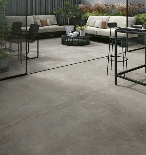 Introducing Edge. A new concrete-effect porcelain tile from Italy. Tiled Deck, Outdoor Concrete Floors, Outdoor Tile Patio, Design Per Patio, Concrete Tile Floor, Terrace Floor, Outdoor Paving, Smooth Concrete, Concrete Flooring