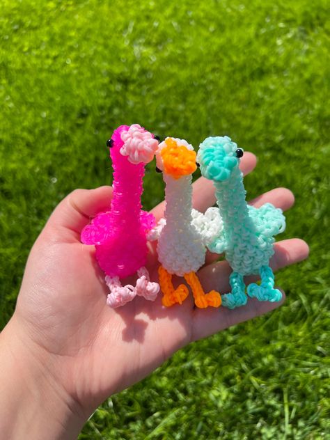 Loom Animals Rubber Band, Rainbow Loom Charms Easy, Rubber Band Crafts Diy, Rainbow Loom Aesthetic, Rubber Band Patterns, Rubber Band Animals, Rainbow Loom Animals Tutorials, Loom Bands Ideas, Loom Band Ideas