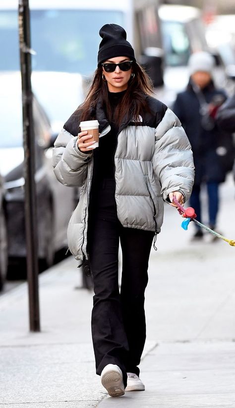 Emily Ratajkowski | This iconic celebrity casual outfit, will help inspire your everyday on trend wardrobe and help you step out in style this season. North Face Jacket Outfit, Stile Kendall Jenner, 00s Mode, North Face Outfits, Puffer Jacket Outfit, Celebrity Casual Outfits, Look Adidas, North Face Puffer Jacket, Skandinavian Fashion