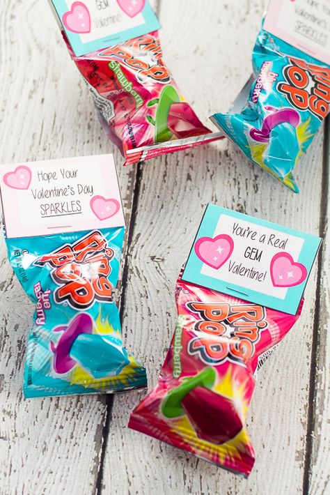 Free Printable Ring Pop Valentines for Kids - Free Printable Ring Pop Valentines that are easy to put together and perfect for kids to hand out at their school Valentine's Day party. Pop Valentines, Kindergarten Registration, Ring Pop Valentine, Kid Valentines, Valentines Diy Kids, Valentines Treats, Ring Pops, Saint Valentin Diy, Valentines Bricolage