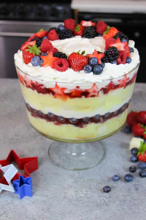 Berry Trifle Recipe -- The Perfect Summer Dessert Trifle Angel Food Cake, Trifle With Angel Food Cake, Angel Food Cake Trifle, Christmas Trifle Recipes, Lemon Trifle, Puding Mangga, Fruit Trifle, Christmas Trifle, Strawberry Trifle