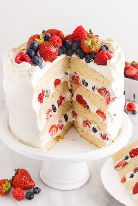 Light and airy vanilla cake layers meet fresh berries and fluffy, creamy frosting in this chantilly cake recipe. While the berries and cake make a delicately tasty base, the beautiful chantilly frosting is what truly takes it to the next level! Berry Mascarpone Cake, Burgers Vegetarian, Chantilly Cake Recipe, Berry Chantilly Cake, Cooking Japanese, Mascarpone Cake, Moist Vanilla Cake, Vegetarian Barbecue, Brownie Cheesecake