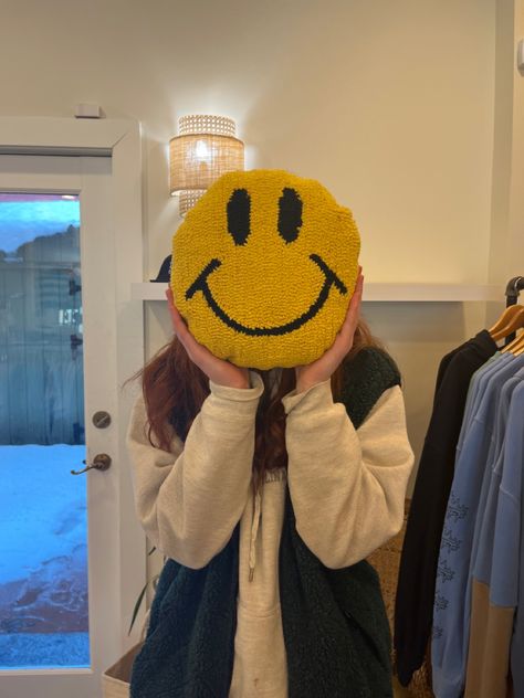 People Happy Aesthetic, Smiling People Aesthetic, Crochet Smiley Face Pillow, Smile More Aesthetic, Smiley Girls Aesthetic, Happy Smiling Girl Aesthetic, People Smiling Aesthetic, Big Smile Aesthetic, Cara Feliz Aesthetic