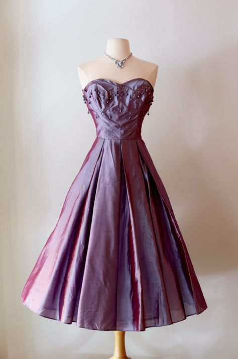 Vintage Purple Dress, Vintage Fashion 50s, Fashion 50s, Jazz Bar, Retro Cocktail, Dress History, Vintage Prom, Fashion 1950s, 1940s Dresses