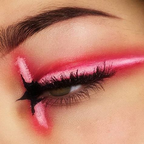 @sofiethemua with the kylo ren makeup of my dreams Kylo Ren Disneybound, Kylo Ren Nails, Star Wars Makeup Inspiration, Star Wars Makeup Ideas Eyes, Kylo Ren Tattoo Ideas, Starwars Makeup Ideas, Kylo Ren Makeup, Star Wars Eye Makeup, Jedi Makeup