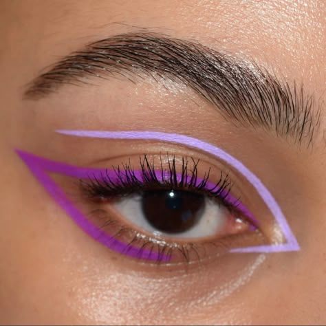 Capricorn Eye Makeup, Purple Liner Eye Makeup, Fun Eyeliner Looks Hooded Eyes, Colored Liner Looks, Colorful Graphic Eyeliner, Artsy Eye Makeup, Colorful Eye Looks, Colorful Eyeliner Ideas, Artsy Eyeliner