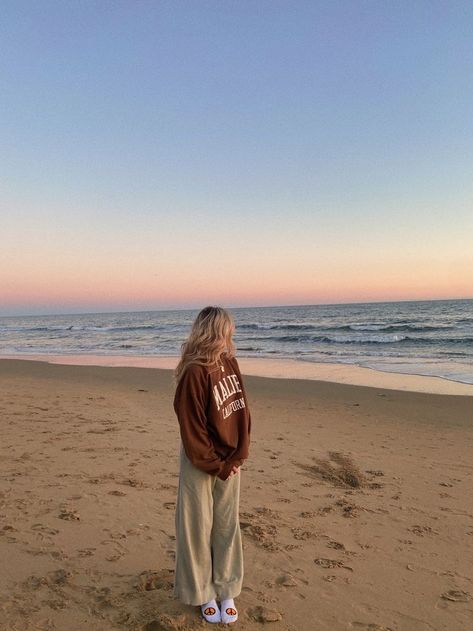 Surfergirl Style, Winter Beach, Beach Pictures Poses, Winter Photo, Pic Pose, Best Photo Poses, Sunrise Beach, Vacation Pictures, Surfer Girl