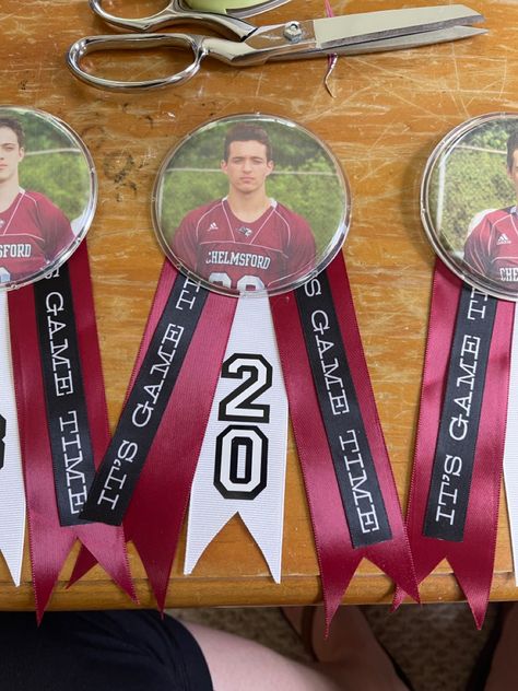 Football Sr Night Ideas, Senior Button Ideas, Sport Buttons For Moms, Brag Buttons Diy, Senior Night Buttons For Moms, Spirit Buttons Diy, Senior Night Lacrosse Ideas, Senior Baseball Night Ideas, Booster Club Ideas