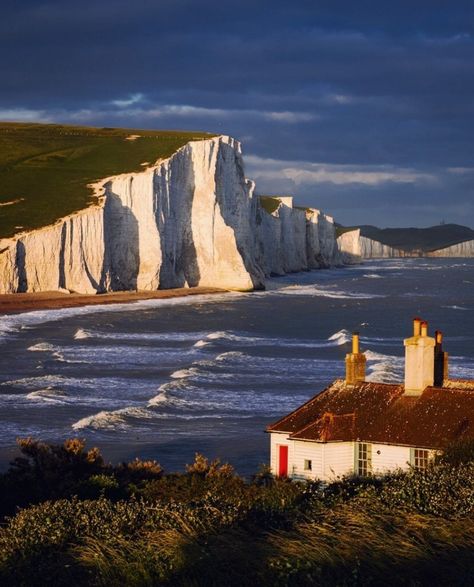 Animal Line Drawings, White Cliffs, Sussex England, Seven Sisters, Travel Wishlist, Watercolor Paintings Easy, Boat Painting, Sea Waves, English Countryside